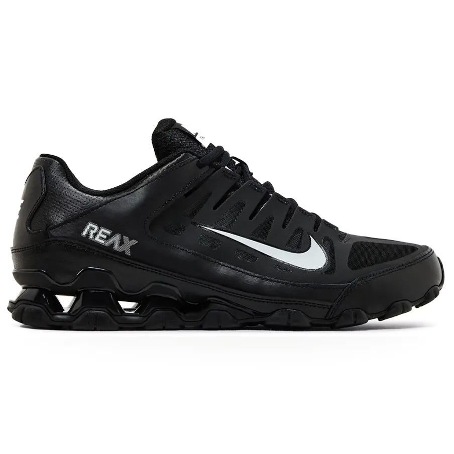 Tênis Nike Reax 8 TR Masculino preto com detalhes em branco, vista frontal mostrando design ventilado e logotipo Nike